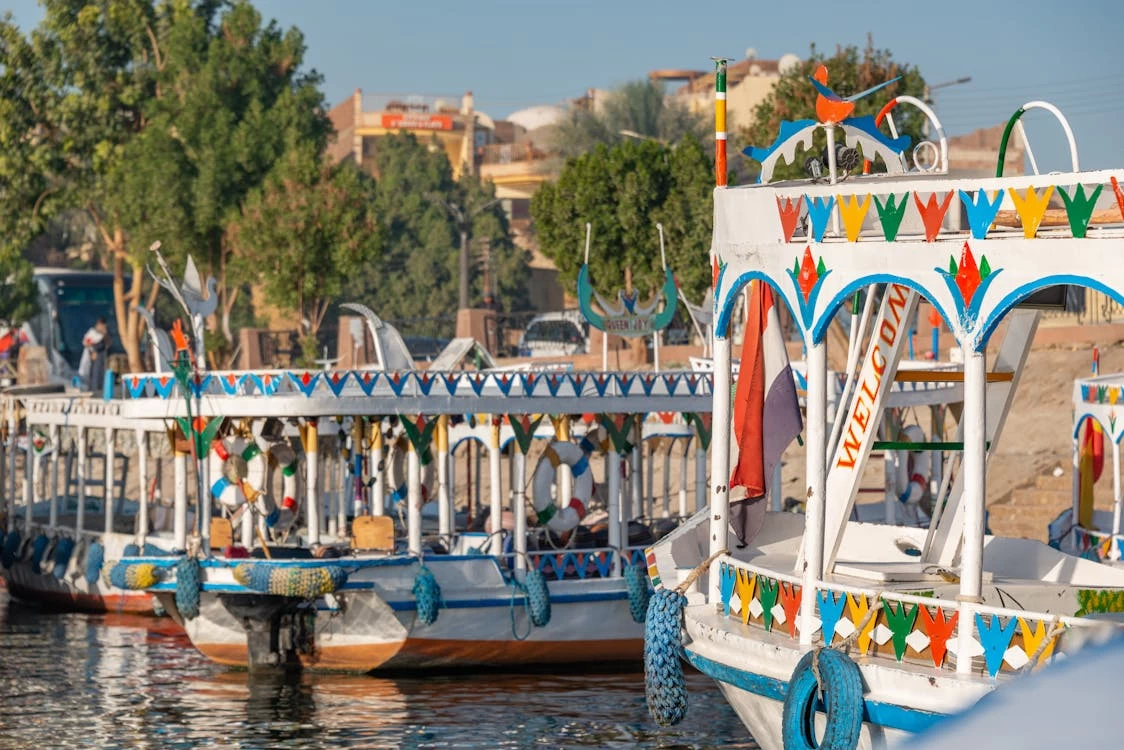 رحلة إلى قرية النوبة بالقارب
