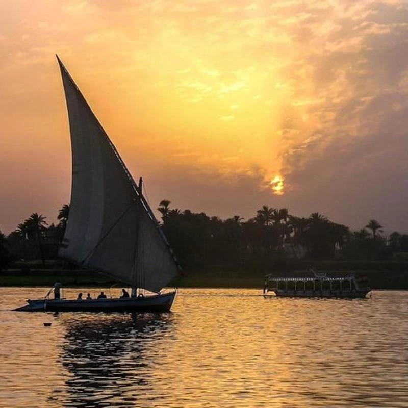 رحلة فلوكة عند غروب الشمس في النيل
